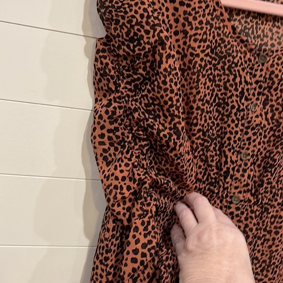 Animal print blouse with roughing in the sleeves. Buttons down the front. - Picture 2 of 4